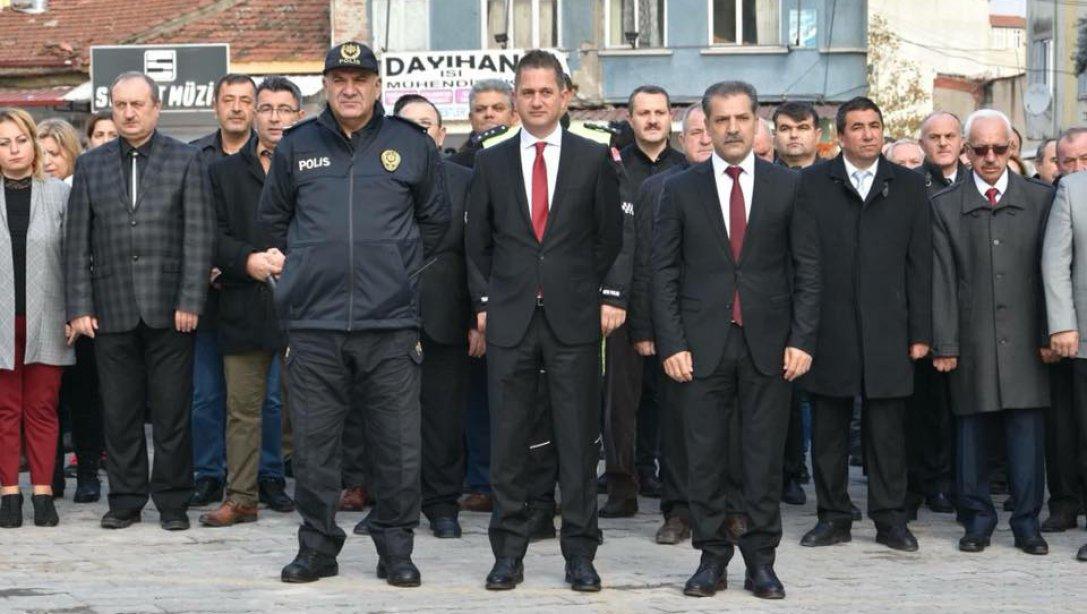 24 Kasım Öğretmenler Günü Kutlama programı çerçevesinde ilçe protokolü ve Öğretmenlerin katılımıyla Müdürümüz Mehmet GÜNGÖR tarafından Atatürk Anıtına çelenk sunumu yapıldı..