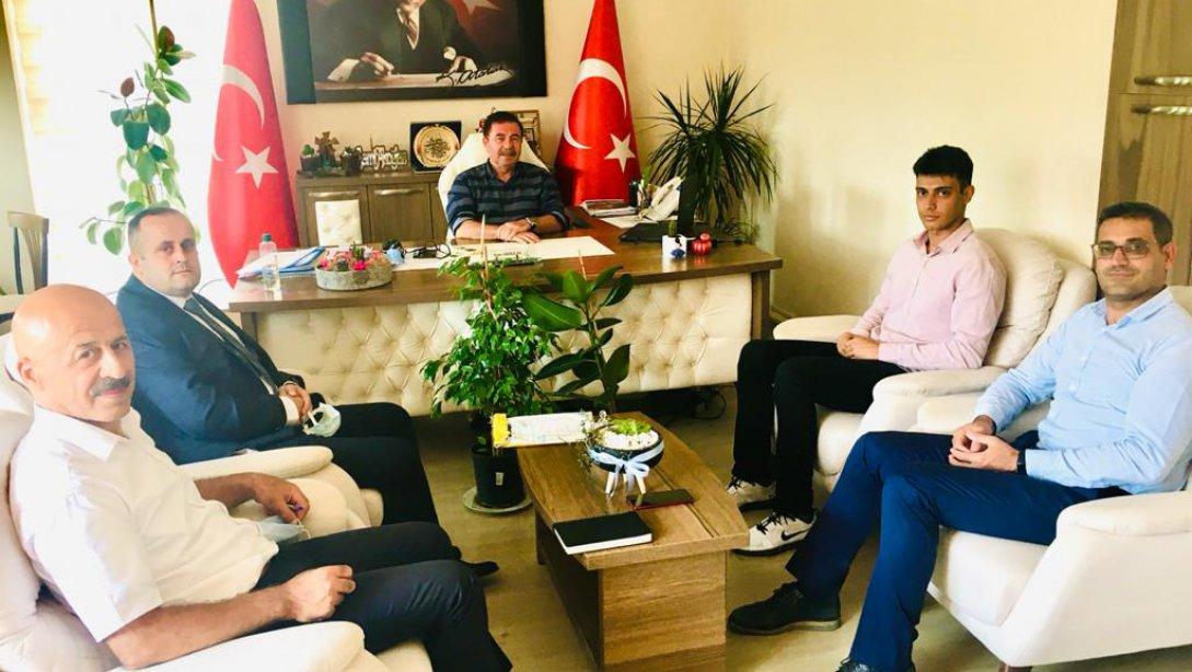 İlçe Milli Eğitim Müdürü Sayın Sami AKOĞLAN YKS'de Türkiye 529. olarak başarı gösteren Susurluk Anadolu Lisesi öğrencisi Talha CEVHER ve ailesini kabul etti. 
